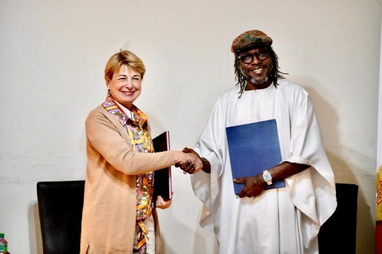 Photo du directeur du SSI-AO, le Dr Djibril Fall, et de Mme Isabelle Berro-Amadeï, conseillère du ministre des Affaires étrangères et de la Coopération